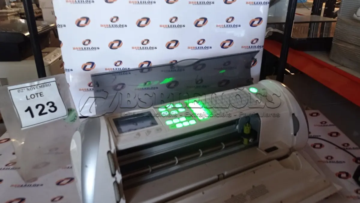 LOTE 123 - 01 MÁQUINA DE CORTE ELETRÔNICO MARCA CRICUT EXPRESSION. (NO ESTADO) ATENÇÃO! FAZER A VISITAÇÃO ANTES DE ARREMATAR, NÃO SABEMOS SE FUNCIONA, LEILÃO NÃO TEM GARANTIA E NEM DEVOLUÇÃO, SUJEITO A POSSÍVEIS AVARIAS VISÍVEIS/OCULTAS E/OU AUSÊNCIA DE COMPONENTES.