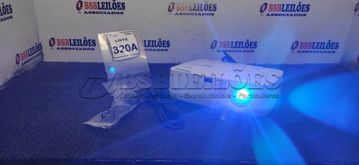 LOTE 320 - 01 PROJETOR MARCA NEC COM CABOS. (NO ESTADO) ATENÇÃO! FAZER A VISITAÇÃO ANTES DE ARREMATAR, NÃO SABEMOS SE FUNCIONA, LEILÃO NÃO TEM GARANTIA E NEM DEVOLUÇÃO, SUJEITO A POSSÍVEIS AVARIAS VISÍVEIS/OCULTAS E/OU AUSÊNCIA DE COMPONENTES.