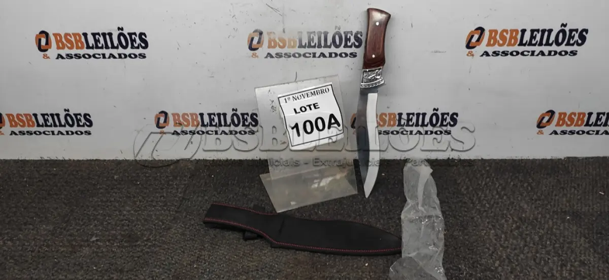 LOTE 100 - 01 FACA IMPORTADA AÇO INOXIDÁVEL CABO EM MADEIRA COM DETALHE DE ESCORPIÃO NA GUARDA  FULL TANG BAINHA DE NYLON TAMANHO TOTAL 32CM PESO 390G JÁ AFIADA  . (NO ESTADO) ATENÇÃO! FAZER A VISITAÇÃO ANTES DE ARREMATAR, NÃO SABEMOS SE FUNCIONA, LEILÃO NÃO TEM GARANTIA E NEM DEVOLUÇÃO, SUJEITO A POSSÍVEIS AVARIAS VISÍVEIS/OCULTAS E/OU AUSÊNCIA DE COMPONENTES.