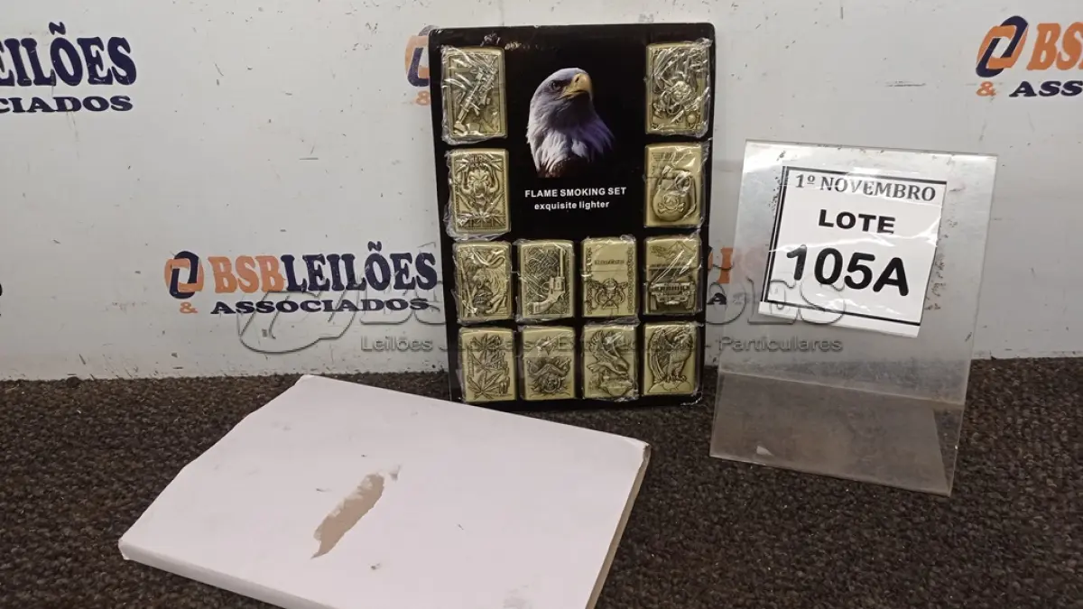 LOTE 105 - KIT COM 12 ISQUEIROS TIPO ZIPPO PERSONALIZADOS (PRODUTO NOVO). (NO ESTADO) ATENÇÃO! FAZER A VISITAÇÃO ANTES DE ARREMATAR, NÃO SABEMOS SE FUNCIONA, LEILÃO NÃO TEM GARANTIA E NEM DEVOLUÇÃO, SUJEITO A POSSÍVEIS AVARIAS VISÍVEIS/OCULTAS E/OU AUSÊNCIA DE COMPONENTES.
