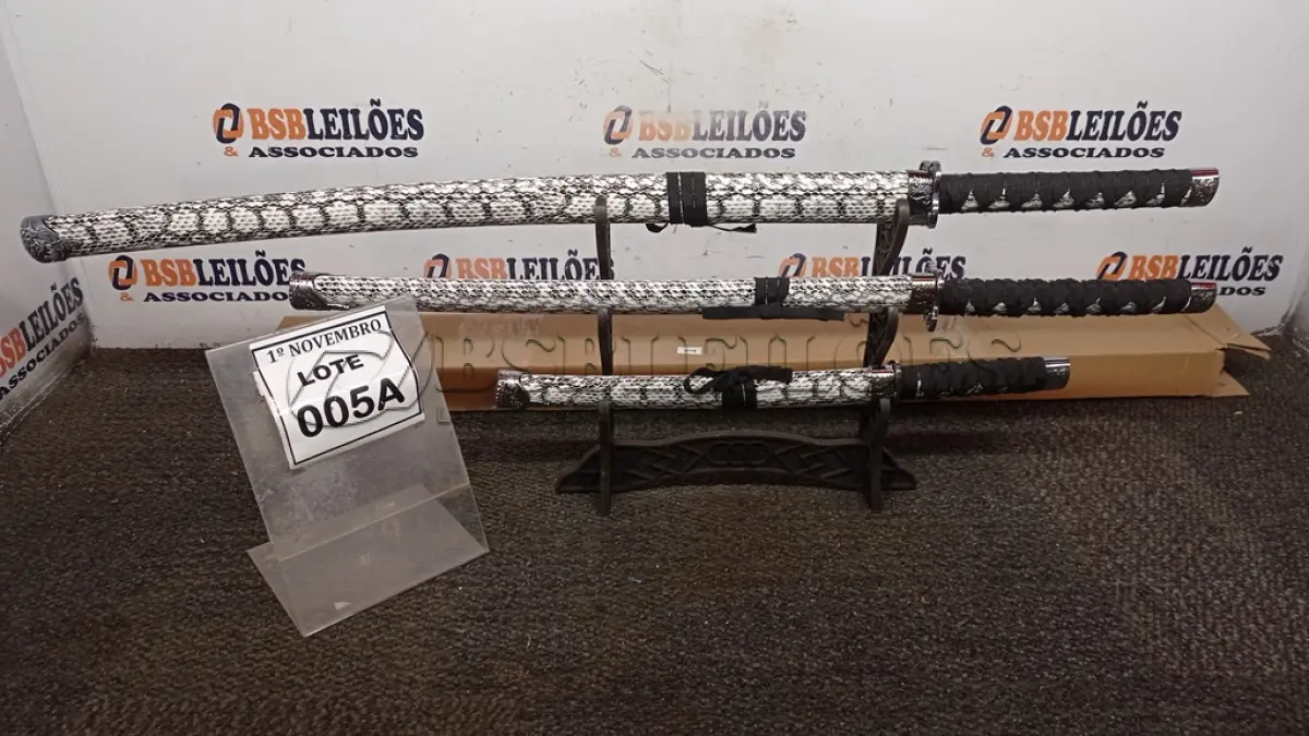 LOTE 005 - 03 ESPADAS KATANA ORNAMENTAL COM SUPORTE (PRODUTO NOVO) (NO ESTADO) ATENÇÃO! FAZER A VISITAÇÃO ANTES DE ARREMATAR, NÃO SABEMOS SE FUNCIONA, LEILÃO NÃO TEM GARANTIA E NEM DEVOLUÇÃO, SUJEITO A POSSÍVEIS AVARIAS VISÍVEIS/OCULTAS E/OU AUSÊNCIA DE COMPONENTES.