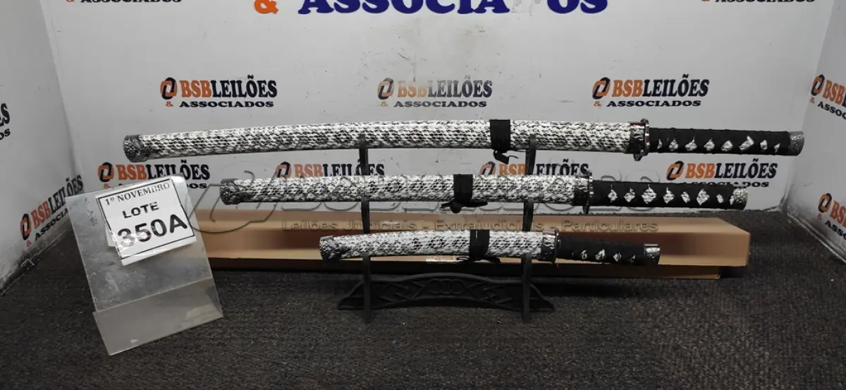 LOTE 350 - 03 ESPADAS KATANA ORNAMENTAL COM SUPORTE. (NO ESTADO) ATENÇÃO! FAZER A VISITAÇÃO ANTES DE ARREMATAR, NÃO SABEMOS SE FUNCIONA, LEILÃO NÃO TEM GARANTIA E NEM DEVOLUÇÃO, SUJEITO A POSSÍVEIS AVARIAS VISÍVEIS/OCULTAS E/OU AUSÊNCIA DE COMPONENTES.