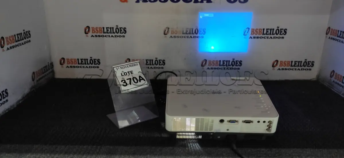 LOTE 370 - 01 PROJETOR MARCA SANYO COM CABOS. (NO ESTADO) ATENÇÃO! FAZER A VISITAÇÃO ANTES DE ARREMATAR, NÃO SABEMOS SE FUNCIONA, LEILÃO NÃO TEM GARANTIA E NEM DEVOLUÇÃO, SUJEITO A POSSÍVEIS AVARIAS VISÍVEIS/OCULTAS E/OU AUSÊNCIA DE COMPONENTES.
