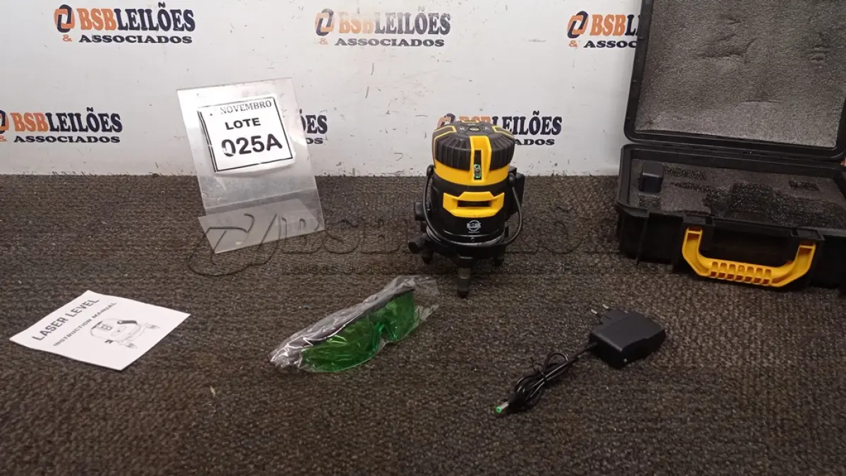 LOTE 025 -  01 NÍVEL A LASER COM 2 BATERIAS MALETA ÓCULOS DE PROTEÇÃO (PRODUTO NOVO). (NO ESTADO) ATENÇÃO! FAZER A VISITAÇÃO ANTES DE ARREMATAR, NÃO SABEMOS SE FUNCIONA, LEILÃO NÃO TEM GARANTIA E NEM DEVOLUÇÃO, SUJEITO A POSSÍVEIS AVARIAS VISÍVEIS/OCULTAS E/OU AUSÊNCIA DE COMPONENTES.