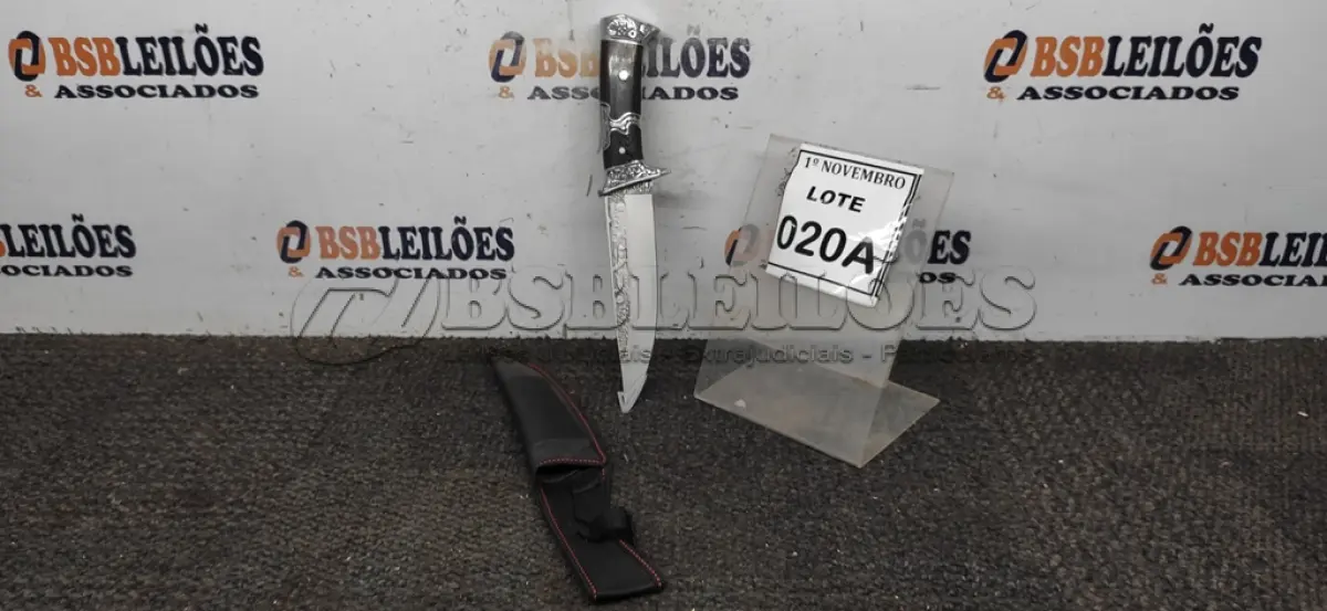 LOTE 020 - 01 FACA IMPORTADA AÇO INOXIDÁVEL CABO EM MADEIRA COM GUARDA E POMO FULL TANG BAINHA DE NYLON TAMANHO TOTAL 30CM PESO 288G JÁ AFIADA  