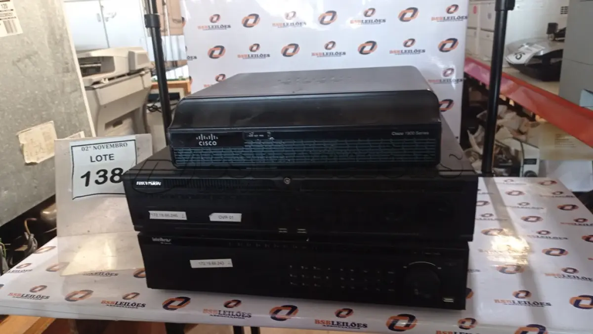 LOTE 138 - 01 ROTEADOR CISCO 1900 SERIES E 02 DVR MARCAS HIKIVISION E INTELBRAS. (NO ESTADO) ATENÇÃO! FAZER A VISITAÇÃO ANTES DE ARREMATAR, NÃO SABEMOS SE FUNCIONA, LEILÃO NÃO TEM GARANTIA E NEM DEVOLUÇÃO, SUJEITO A POSSÍVEIS AVARIAS VISÍVEIS/OCULTAS E/OU AUSÊNCIA DE COMPONENTES.