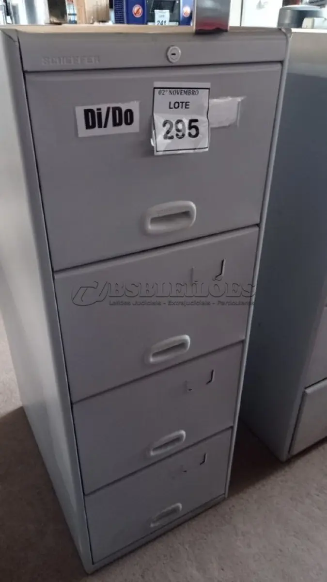 LOTE 295 - 01 ARQUIVO DE AÇO COM 04 GAVETAS. (NO ESTADO) ATENÇÃO! FAZER A VISITAÇÃO ANTES DE ARREMATAR, NÃO SABEMOS SE FUNCIONA, LEILÃO NÃO TEM GARANTIA E NEM DEVOLUÇÃO, SUJEITO A POSSÍVEIS AVARIAS VISÍVEIS/OCULTAS E/OU AUSÊNCIA DE COMPONENTES.