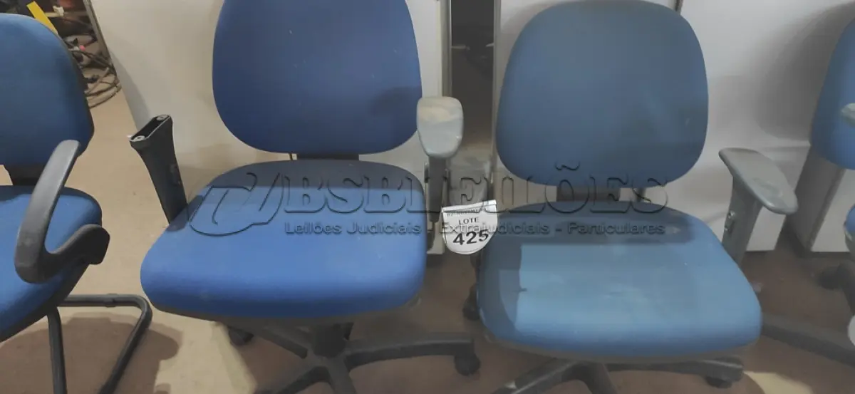 LOTE 425 - 02 CADEIRAS DE ESCRITÓRIO. (NO ESTADO) ATENÇÃO! FAZER A VISITAÇÃO ANTES DE ARREMATAR, NÃO SABEMOS SE FUNCIONA, LEILÃO NÃO TEM GARANTIA E NEM DEVOLUÇÃO, SUJEITO A POSSÍVEIS AVARIAS VISÍVEIS/OCULTAS E/OU AUSÊNCIA DE COMPONENTES.