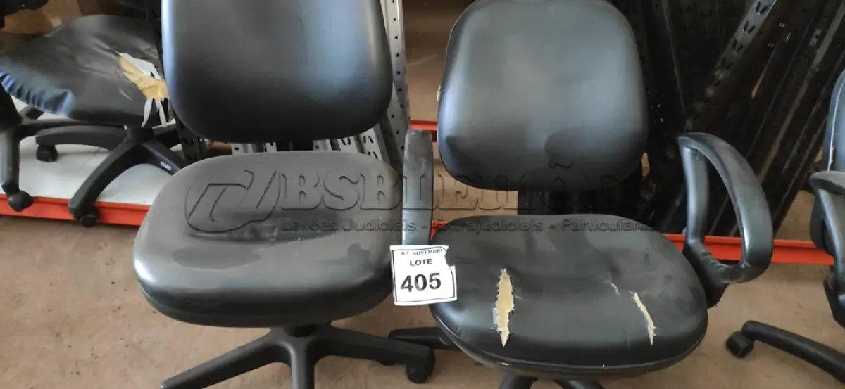 LOTE 405 - 02 CADEIRAS DE ESCRITÓRIO. (NO ESTADO) ATENÇÃO! FAZER A VISITAÇÃO ANTES DE ARREMATAR, NÃO SABEMOS SE FUNCIONA, LEILÃO NÃO TEM GARANTIA E NEM DEVOLUÇÃO, SUJEITO A POSSÍVEIS AVARIAS VISÍVEIS/OCULTAS E/OU AUSÊNCIA DE COMPONENTES.