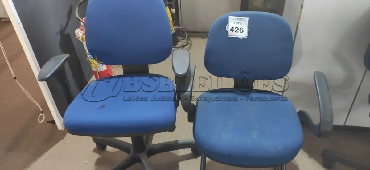 LOTE 426 - 02 CADEIRAS DE ESCRITÓRIO . (NO ESTADO) ATENÇÃO! FAZER A VISITAÇÃO ANTES DE ARREMATAR, NÃO SABEMOS SE FUNCIONA, LEILÃO NÃO TEM GARANTIA E NEM DEVOLUÇÃO, SUJEITO A POSSÍVEIS AVARIAS VISÍVEIS/OCULTAS E/OU AUSÊNCIA DE COMPONENTES.