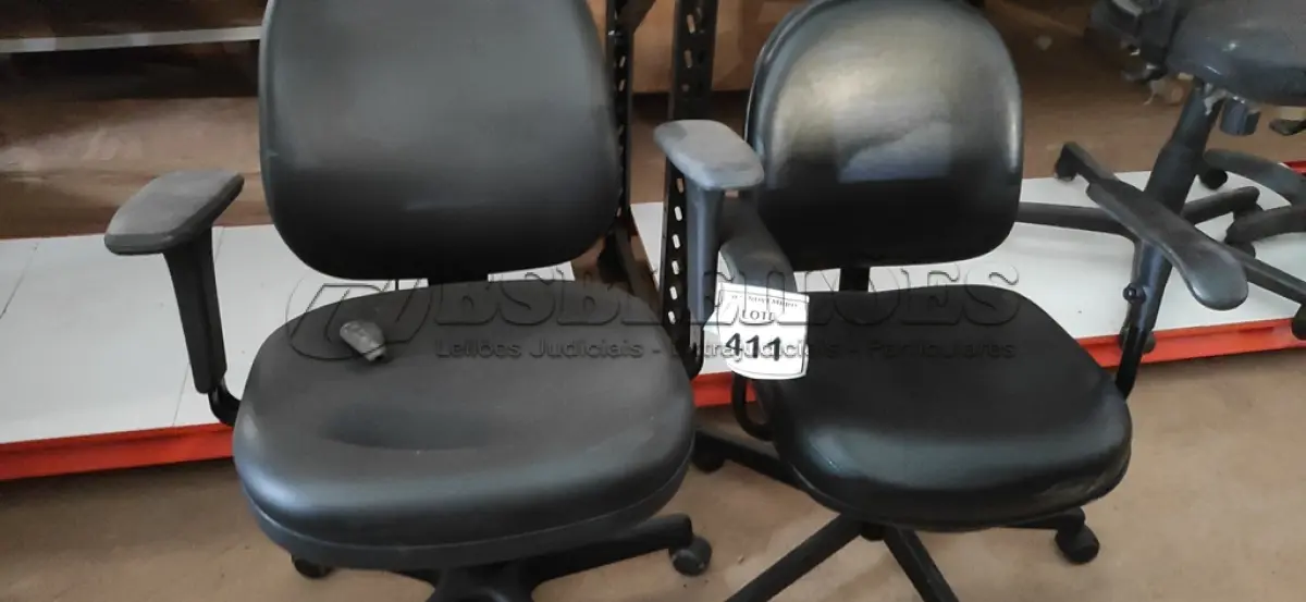 LOTE 411 - 02 CADEIRAS DE ESCRITÓRIO. (NO ESTADO) ATENÇÃO! FAZER A VISITAÇÃO ANTES DE ARREMATAR, NÃO SABEMOS SE FUNCIONA, LEILÃO NÃO TEM GARANTIA E NEM DEVOLUÇÃO, SUJEITO A POSSÍVEIS AVARIAS VISÍVEIS/OCULTAS E/OU AUSÊNCIA DE COMPONENTES.