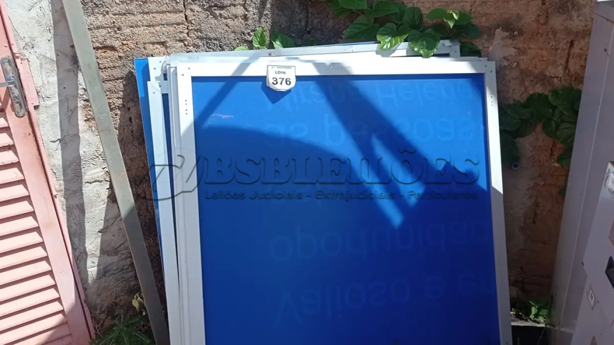 LOTE 376 - 06 PAINÉIS DE VIDRO NA COR AZUL DE 1,27X1,19. (NO ESTADO) ATENÇÃO! FAZER A VISITAÇÃO ANTES DE ARREMATAR, NÃO SABEMOS SE FUNCIONA, LEILÃO NÃO TEM GARANTIA E NEM DEVOLUÇÃO, SUJEITO A POSSÍVEIS AVARIAS VISÍVEIS/OCULTAS E/OU AUSÊNCIA DE COMPONENTES.