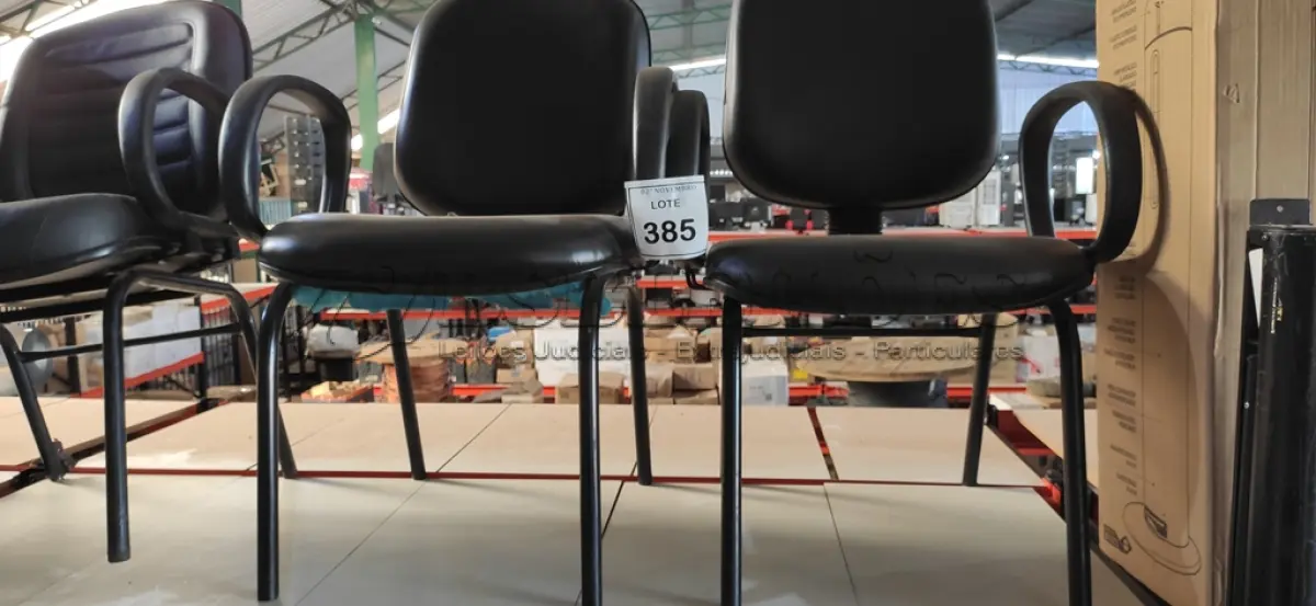 LOTE 385 - 02 CADEIRAS DE ESCRITÓRIO COM PÉS FIXOS. (NO ESTADO) ATENÇÃO! FAZER A VISITAÇÃO ANTES DE ARREMATAR, NÃO SABEMOS SE FUNCIONA, LEILÃO NÃO TEM GARANTIA E NEM DEVOLUÇÃO, SUJEITO A POSSÍVEIS AVARIAS VISÍVEIS/OCULTAS E/OU AUSÊNCIA DE COMPONENTES.