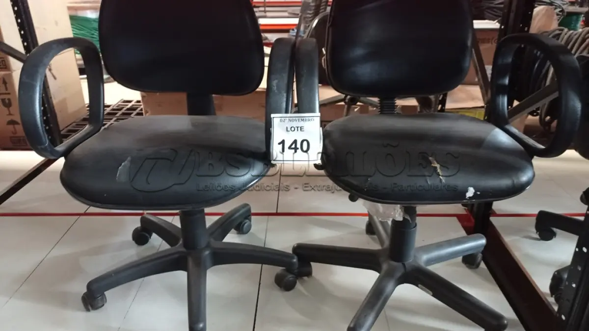 LOTE 140 - 02 CADEIRAS GIRATÓRIAS. (NO ESTADO) ATENÇÃO! FAZER A VISITAÇÃO ANTES DE ARREMATAR, NÃO SABEMOS SE FUNCIONA, LEILÃO NÃO TEM GARANTIA E NEM DEVOLUÇÃO, SUJEITO A POSSÍVEIS AVARIAS VISÍVEIS/OCULTAS E/OU AUSÊNCIA DE COMPONENTES.
