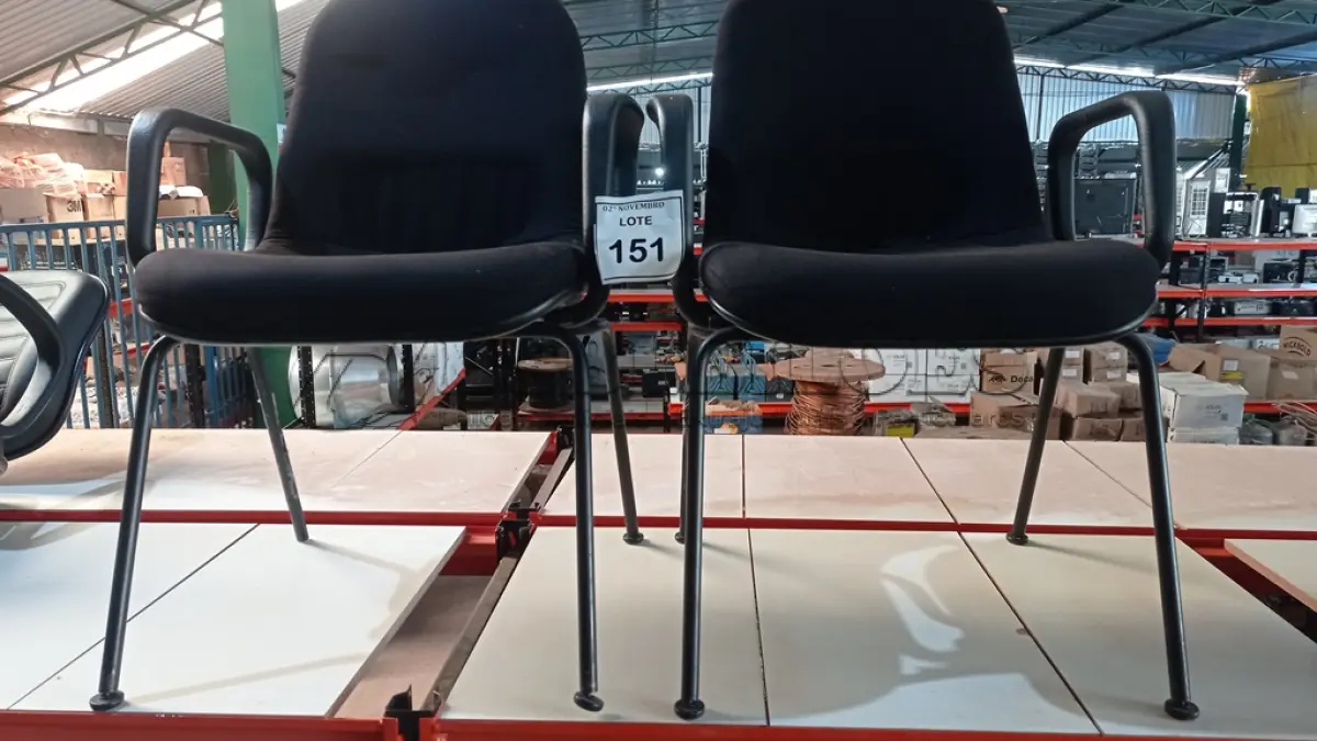 LOTE 151 - 02 CADEIRAS COM PÉS FIXOS. (NO ESTADO) ATENÇÃO! FAZER A VISITAÇÃO ANTES DE ARREMATAR, NÃO SABEMOS SE FUNCIONA, LEILÃO NÃO TEM GARANTIA E NEM DEVOLUÇÃO, SUJEITO A POSSÍVEIS AVARIAS VISÍVEIS/OCULTAS E/OU AUSÊNCIA DE COMPONENTES.