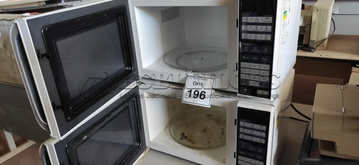 LOTE 196 - 02 MICRO-ONDAS MARCA MIDEA. (NO ESTADO) ATENÇÃO! FAZER A VISITAÇÃO ANTES DE ARREMATAR, NÃO SABEMOS SE FUNCIONA, LEILÃO NÃO TEM GARANTIA E NEM DEVOLUÇÃO, SUJEITO A POSSÍVEIS AVARIAS VISÍVEIS/OCULTAS E/OU AUSÊNCIA DE COMPONENTES.