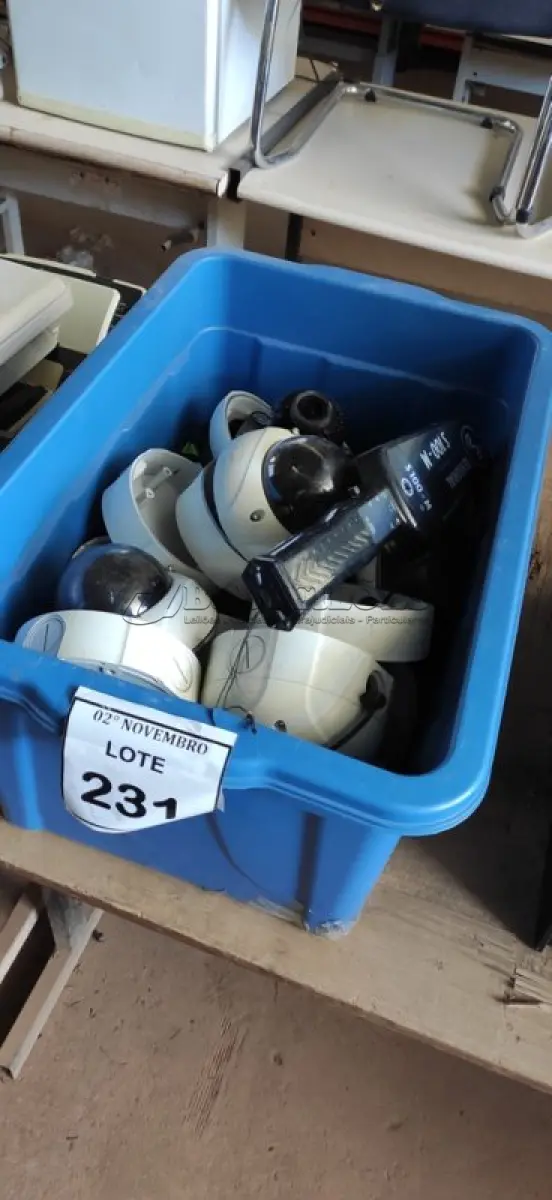 LOTE 231 - 01 LOTE COM VÁRIAS CÂMERAS DOME. (NO ESTADO) ATENÇÃO! FAZER A VISITAÇÃO ANTES DE ARREMATAR, NÃO SABEMOS SE FUNCIONA, LEILÃO NÃO TEM GARANTIA E NEM DEVOLUÇÃO, SUJEITO A POSSÍVEIS AVARIAS VISÍVEIS/OCULTAS E/OU AUSÊNCIA DE COMPONENTES.