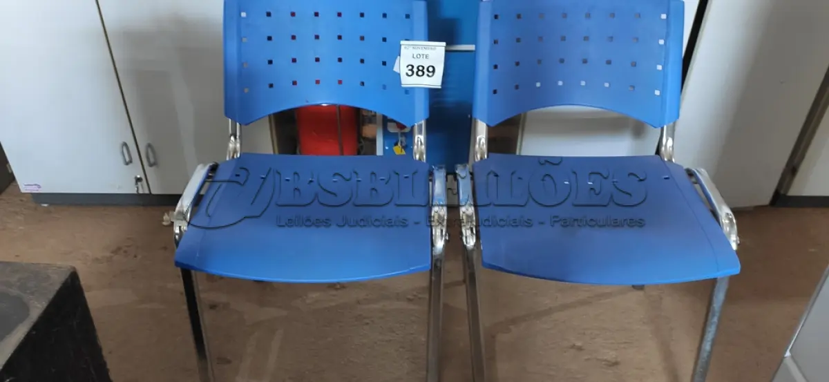 LOTE 389 - 02 CADEIRAS DE ESCRITÓRIO SENDO 01 COM PÉS FIXOS. (NO ESTADO) ATENÇÃO! FAZER A VISITAÇÃO ANTES DE ARREMATAR, NÃO SABEMOS SE FUNCIONA, LEILÃO NÃO TEM GARANTIA E NEM DEVOLUÇÃO, SUJEITO A POSSÍVEIS AVARIAS VISÍVEIS/OCULTAS E/OU AUSÊNCIA DE COMPONENTES.