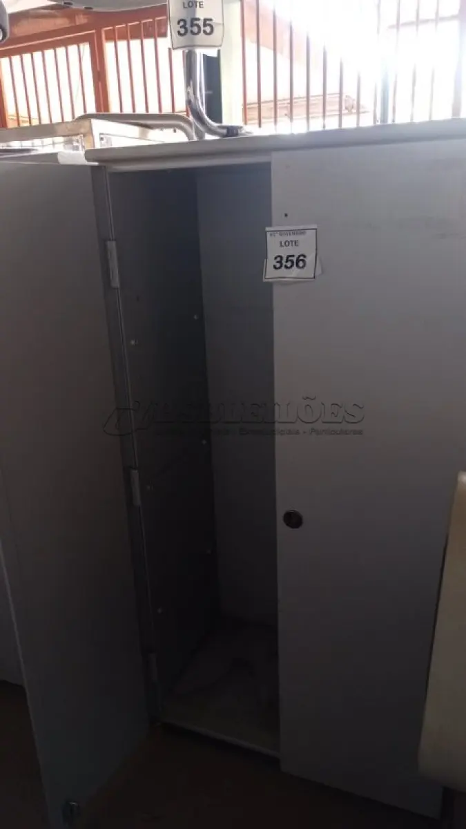 LOTE 356 - 01 ARMÁRIO REFORÇADO COM 2 PORTAS. (NO ESTADO) ATENÇÃO! FAZER A VISITAÇÃO ANTES DE ARREMATAR, NÃO SABEMOS SE FUNCIONA, LEILÃO NÃO TEM GARANTIA E NEM DEVOLUÇÃO, SUJEITO A POSSÍVEIS AVARIAS VISÍVEIS/OCULTAS E/OU AUSÊNCIA DE COMPONENTES.