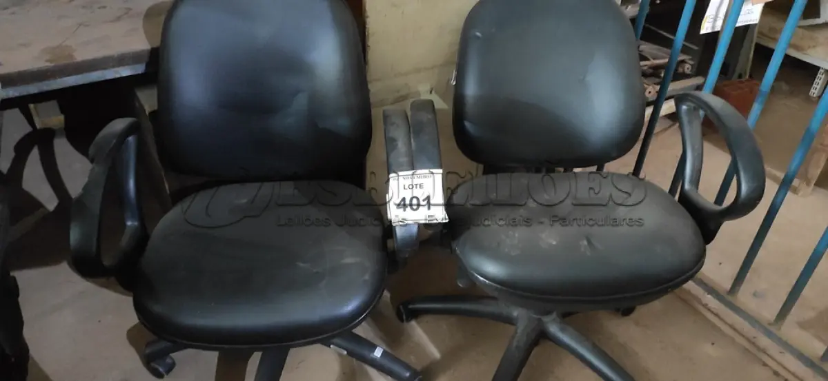 LOTE 401 - 02 CADEIRAS DE ESCRITÓRIO. (NO ESTADO) ATENÇÃO! FAZER A VISITAÇÃO ANTES DE ARREMATAR, NÃO SABEMOS SE FUNCIONA, LEILÃO NÃO TEM GARANTIA E NEM DEVOLUÇÃO, SUJEITO A POSSÍVEIS AVARIAS VISÍVEIS/OCULTAS E/OU AUSÊNCIA DE COMPONENTES.