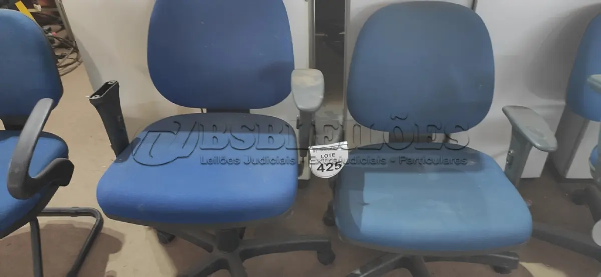 LOTE 425 - 02 CADEIRAS DE ESCRITÓRIO. (NO ESTADO) ATENÇÃO! FAZER A VISITAÇÃO ANTES DE ARREMATAR, NÃO SABEMOS SE FUNCIONA, LEILÃO NÃO TEM GARANTIA E NEM DEVOLUÇÃO, SUJEITO A POSSÍVEIS AVARIAS VISÍVEIS/OCULTAS E/OU AUSÊNCIA DE COMPONENTES.