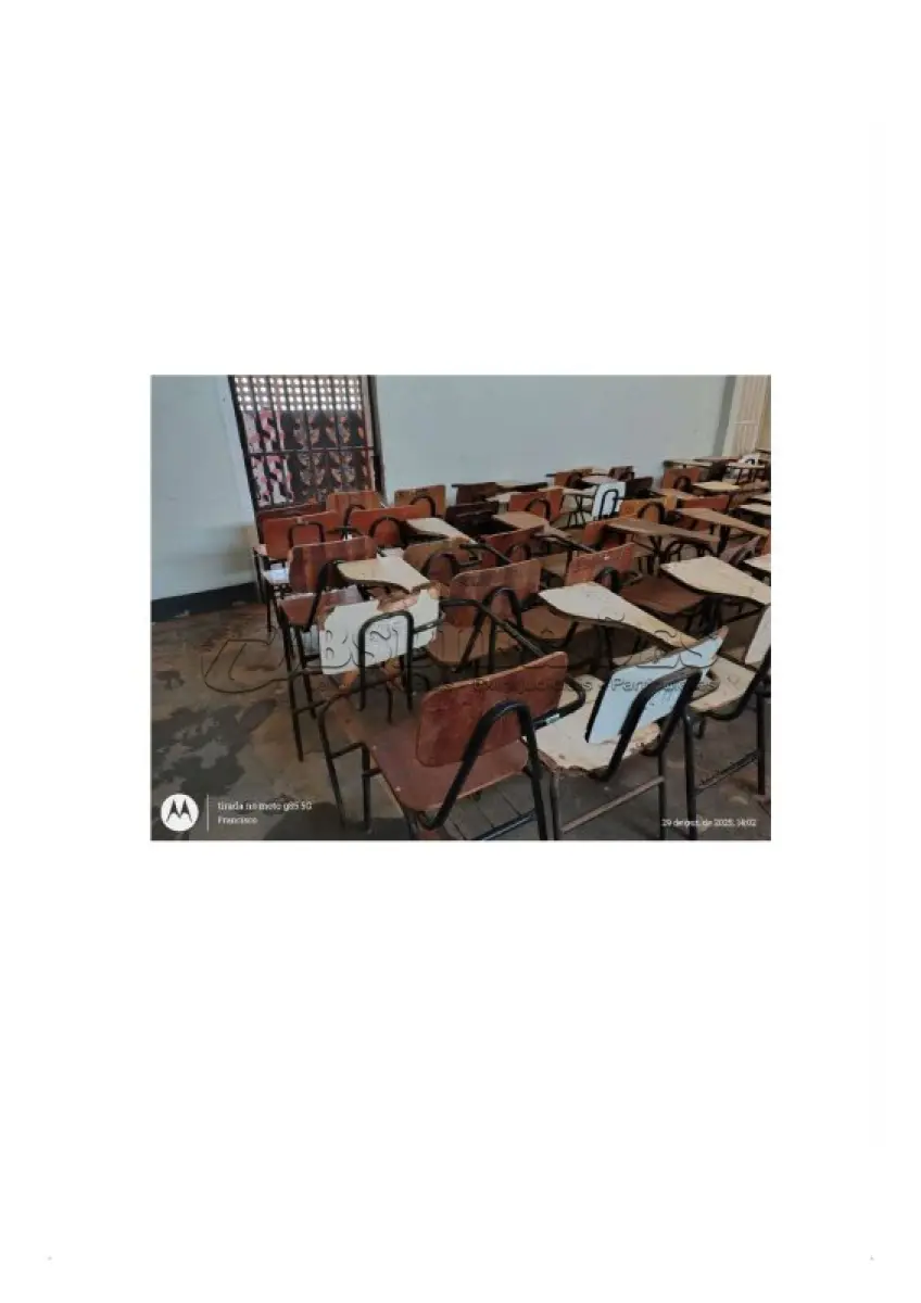 LOTE 053 - 35 CARTEIRAS ESCOLARES COM BRAÇOS, ASSENTOS E ENCOSTO (NO ESTADO DE CONSERVAÇÃO QUE SE ENCONTRAM);