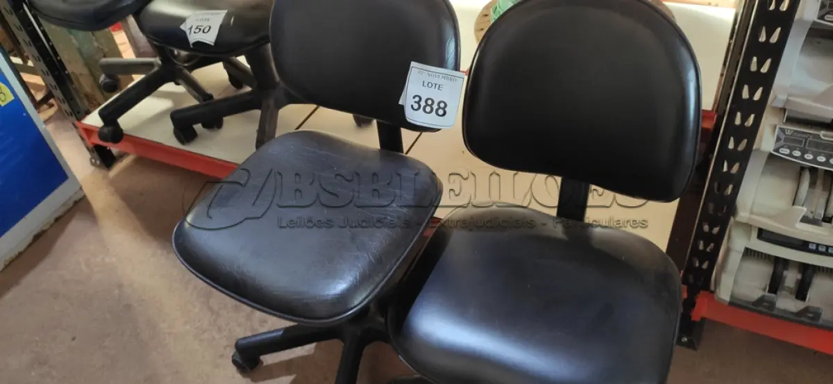 LOTE 388 - 02 CADEIRAS DE ESCRITÓRIO. (NO ESTADO) ATENÇÃO! FAZER A VISITAÇÃO ANTES DE ARREMATAR, NÃO SABEMOS SE FUNCIONA, LEILÃO NÃO TEM GARANTIA E NEM DEVOLUÇÃO, SUJEITO A POSSÍVEIS AVARIAS VISÍVEIS/OCULTAS E/OU AUSÊNCIA DE COMPONENTES.