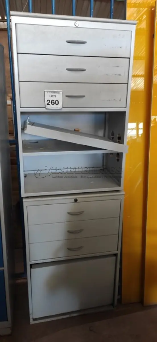 LOTE 260 - 02 ARMÁRIOS BAIXOS DE FERRO E TAMPO EM MADEIRA COM 03 GAVETAS E 01 PORTA CADA. (NO ESTADO) ATENÇÃO! FAZER A VISITAÇÃO ANTES DE ARREMATAR, NÃO SABEMOS SE FUNCIONA, LEILÃO NÃO TEM GARANTIA E NEM DEVOLUÇÃO, SUJEITO A POSSÍVEIS AVARIAS VISÍVEIS/OCULTAS E/OU AUSÊNCIA DE COMPONENTES.