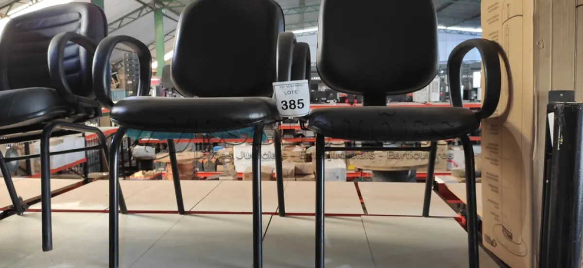 LOTE 385 - 02 CADEIRAS DE ESCRITÓRIO COM PÉS FIXOS. (NO ESTADO) ATENÇÃO! FAZER A VISITAÇÃO ANTES DE ARREMATAR, NÃO SABEMOS SE FUNCIONA, LEILÃO NÃO TEM GARANTIA E NEM DEVOLUÇÃO, SUJEITO A POSSÍVEIS AVARIAS VISÍVEIS/OCULTAS E/OU AUSÊNCIA DE COMPONENTES.