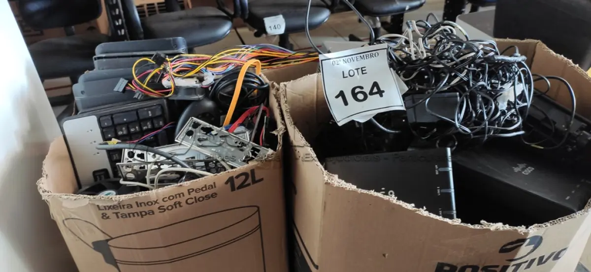 LOTE 164 - 01 LOTE COM GRANDE QUANTIDADE DE ROTEADORES, TECLADOS DE PC, MOUSES, FONTES E PERIFÉRICOS DIVERSOS. (NO ESTADO) ATENÇÃO! FAZER A VISITAÇÃO ANTES DE ARREMATAR, NÃO SABEMOS SE FUNCIONA, LEILÃO NÃO TEM GARANTIA E NEM DEVOLUÇÃO, SUJEITO A POSSÍVEIS AVARIAS VISÍVEIS/OCULTAS E/OU AUSÊNCIA DE COMPONENTES.