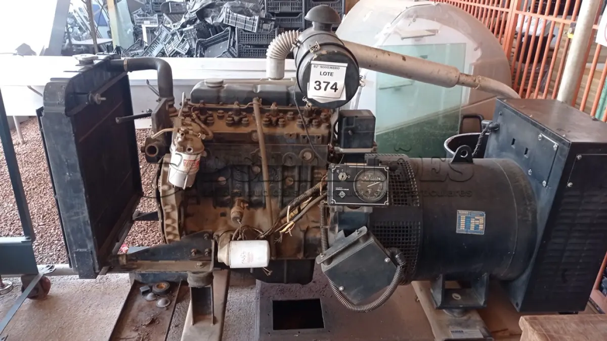 LOTE 374 - 01 GERADOR COM PÊTENCIA DE 55 KVA MARCA HEIMER. (NO ESTADO) ATENÇÃO! FAZER A VISITAÇÃO ANTES DE ARREMATAR, NÃO SABEMOS SE FUNCIONA, LEILÃO NÃO TEM GARANTIA E NEM DEVOLUÇÃO, SUJEITO A POSSÍVEIS AVARIAS VISÍVEIS/OCULTAS E/OU AUSÊNCIA DE COMPONENTES.