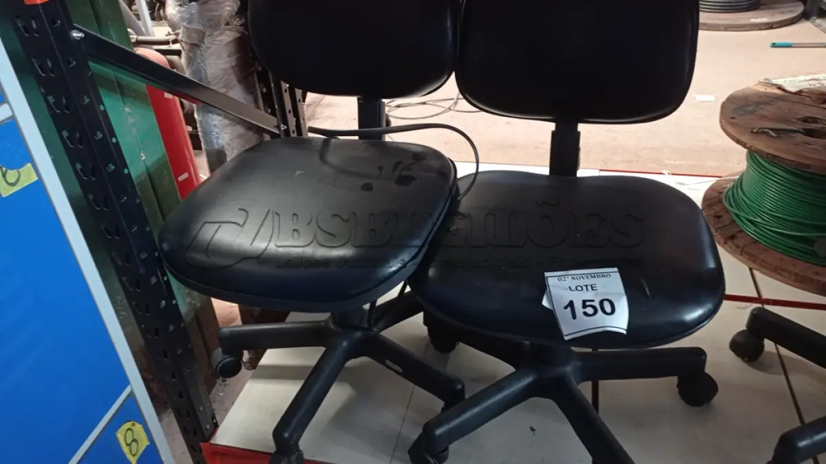 LOTE 150 - 02 CADEIRAS GIRATÓRIAS. (NO ESTADO) ATENÇÃO! FAZER A VISITAÇÃO ANTES DE ARREMATAR, NÃO SABEMOS SE FUNCIONA, LEILÃO NÃO TEM GARANTIA E NEM DEVOLUÇÃO, SUJEITO A POSSÍVEIS AVARIAS VISÍVEIS/OCULTAS E/OU AUSÊNCIA DE COMPONENTES.
