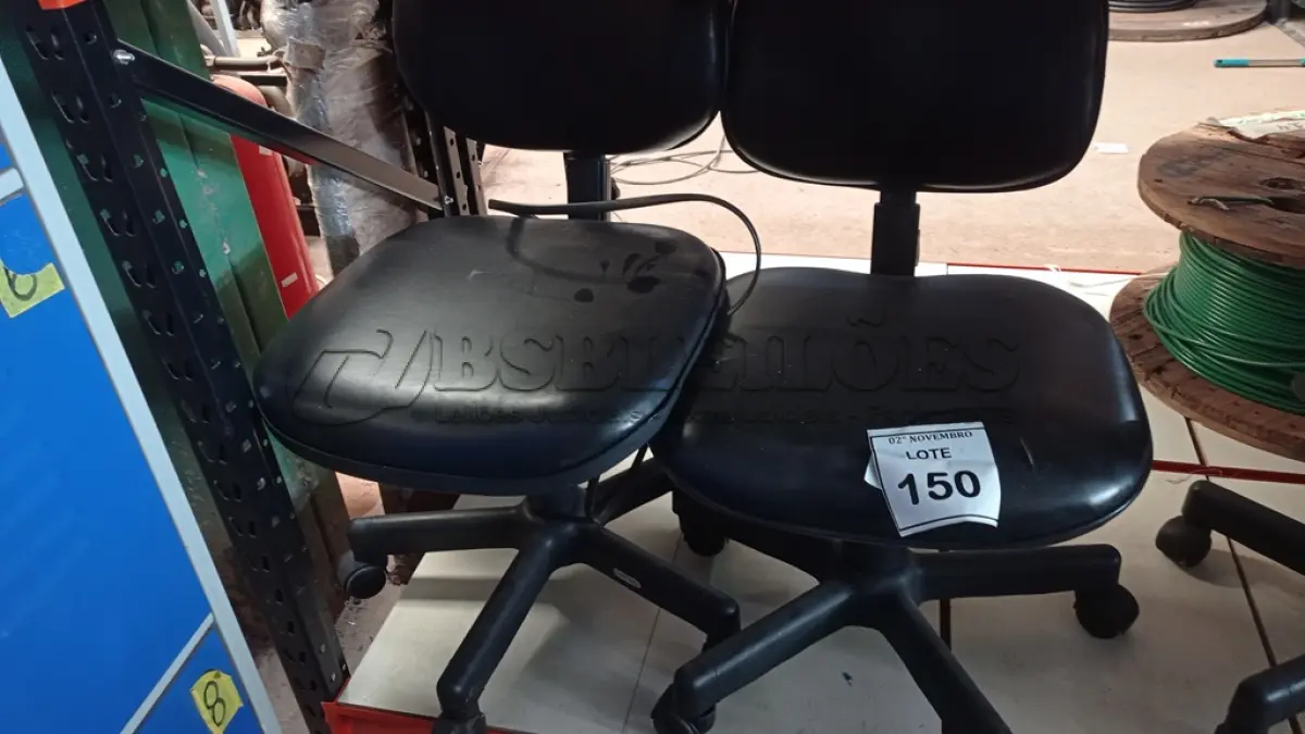 LOTE 150 - 02 CADEIRAS GIRATÓRIAS. (NO ESTADO) ATENÇÃO! FAZER A VISITAÇÃO ANTES DE ARREMATAR, NÃO SABEMOS SE FUNCIONA, LEILÃO NÃO TEM GARANTIA E NEM DEVOLUÇÃO, SUJEITO A POSSÍVEIS AVARIAS VISÍVEIS/OCULTAS E/OU AUSÊNCIA DE COMPONENTES.