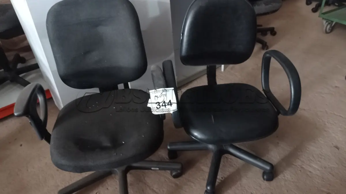 LOTE 344 - 02 CADEIRAS PARA ESCRITÓRIO. (NO ESTADO) ATENÇÃO! FAZER A VISITAÇÃO ANTES DE ARREMATAR, NÃO SABEMOS SE FUNCIONA, LEILÃO NÃO TEM GARANTIA E NEM DEVOLUÇÃO, SUJEITO A POSSÍVEIS AVARIAS VISÍVEIS/OCULTAS E/OU AUSÊNCIA DE COMPONENTES.