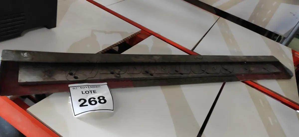 LOTE 268 - 01 LÂMINA DE GUILHOTINA GRÁFICA 100CM. (NO ESTADO) ATENÇÃO! FAZER A VISITAÇÃO ANTES DE ARREMATAR, NÃO SABEMOS SE FUNCIONA, LEILÃO NÃO TEM GARANTIA E NEM DEVOLUÇÃO, SUJEITO A POSSÍVEIS AVARIAS VISÍVEIS/OCULTAS E/OU AUSÊNCIA DE COMPONENTES.