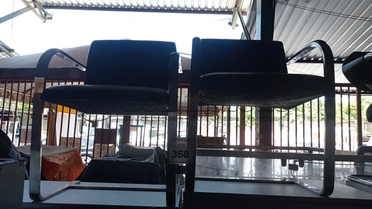 LOTE 358 - 02 CADEIRAS COM PÉS FIXOS. (NO ESTADO) ATENÇÃO! FAZER A VISITAÇÃO ANTES DE ARREMATAR, NÃO SABEMOS SE FUNCIONA, LEILÃO NÃO TEM GARANTIA E NEM DEVOLUÇÃO, SUJEITO A POSSÍVEIS AVARIAS VISÍVEIS/OCULTAS E/OU AUSÊNCIA DE COMPONENTES.