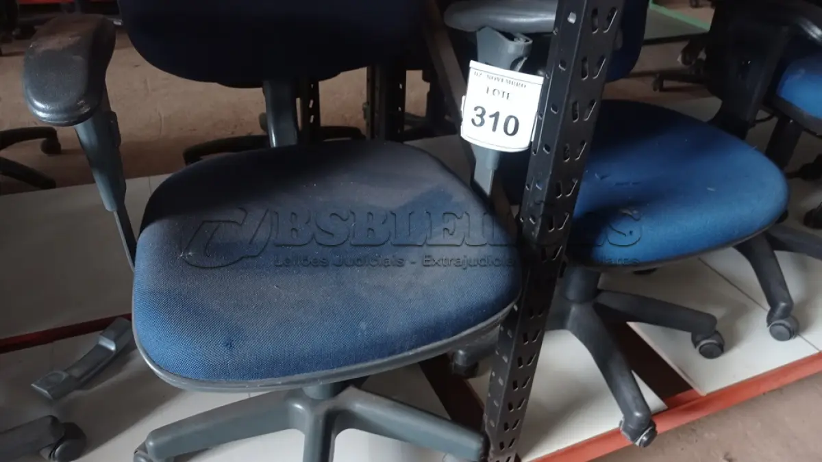 LOTE 310 - 02 CADEIRAS GIRATÓRIAS. (NO ESTADO) ATENÇÃO! FAZER A VISITAÇÃO ANTES DE ARREMATAR, NÃO SABEMOS SE FUNCIONA, LEILÃO NÃO TEM GARANTIA E NEM DEVOLUÇÃO, SUJEITO A POSSÍVEIS AVARIAS VISÍVEIS/OCULTAS E/OU AUSÊNCIA DE COMPONENTES.