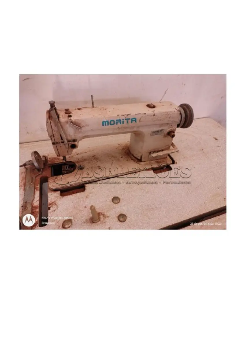 LOTE 061 - 03 MÁQUINAS DE COSTURA INDUSTRIAL RETA, COM MESA, MARCA MORTA; (NO ESTADO DE CONSERVAÇÃO QUE SE ENCONTRAM)