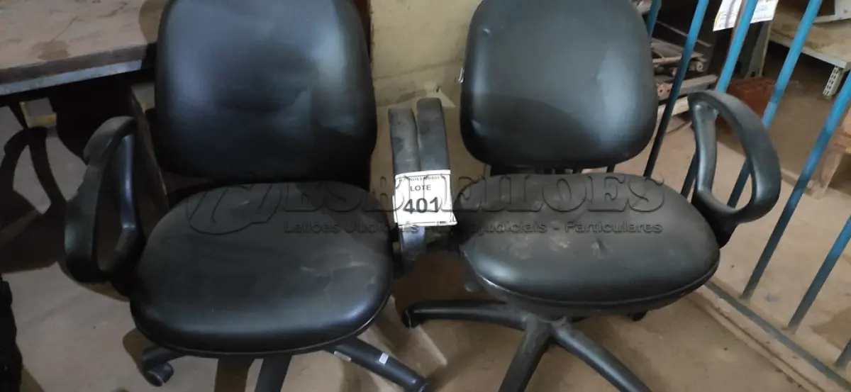 LOTE 401 - 02 CADEIRAS DE ESCRITÓRIO. (NO ESTADO) ATENÇÃO! FAZER A VISITAÇÃO ANTES DE ARREMATAR, NÃO SABEMOS SE FUNCIONA, LEILÃO NÃO TEM GARANTIA E NEM DEVOLUÇÃO, SUJEITO A POSSÍVEIS AVARIAS VISÍVEIS/OCULTAS E/OU AUSÊNCIA DE COMPONENTES.