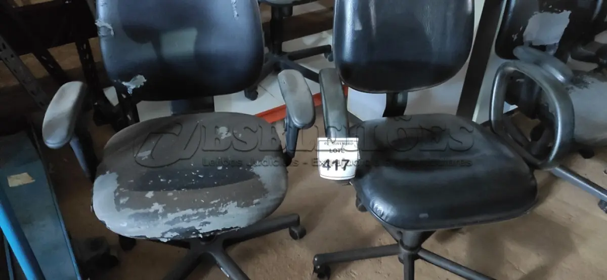 LOTE 417 - 02 CADEIRAS DE ESCRITÓRIO. (NO ESTADO) ATENÇÃO! FAZER A VISITAÇÃO ANTES DE ARREMATAR, NÃO SABEMOS SE FUNCIONA, LEILÃO NÃO TEM GARANTIA E NEM DEVOLUÇÃO, SUJEITO A POSSÍVEIS AVARIAS VISÍVEIS/OCULTAS E/OU AUSÊNCIA DE COMPONENTES.