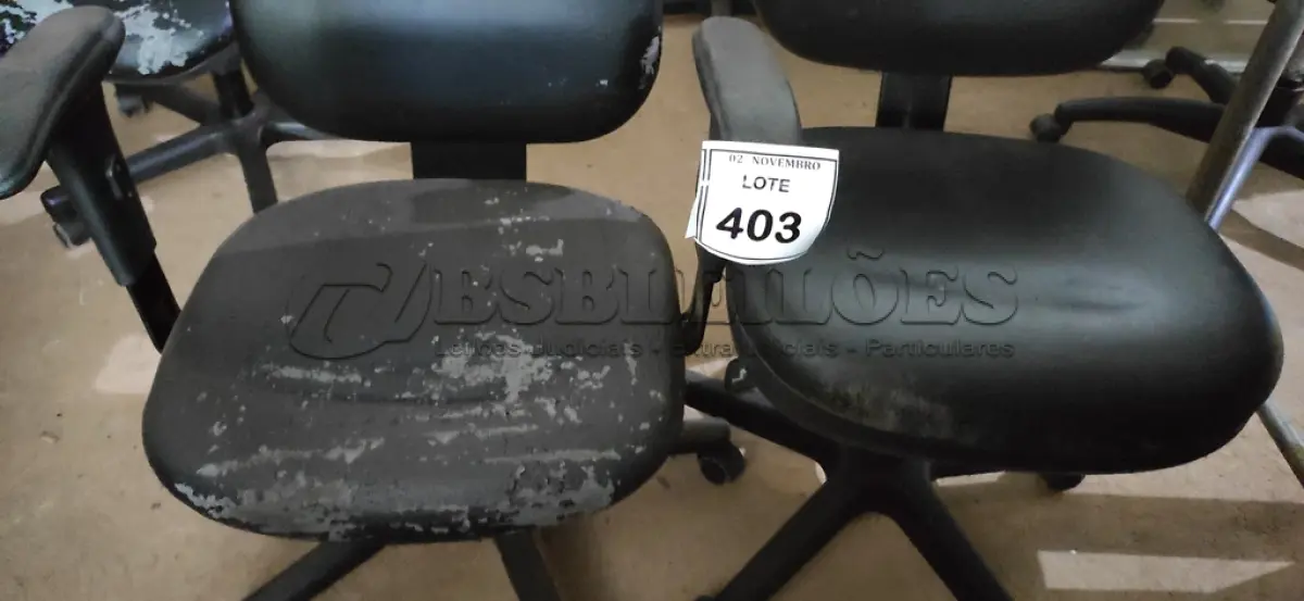 LOTE 403 - 02 CADEIRAS DE ESCRITÓRIO. (NO ESTADO) ATENÇÃO! FAZER A VISITAÇÃO ANTES DE ARREMATAR, NÃO SABEMOS SE FUNCIONA, LEILÃO NÃO TEM GARANTIA E NEM DEVOLUÇÃO, SUJEITO A POSSÍVEIS AVARIAS VISÍVEIS/OCULTAS E/OU AUSÊNCIA DE COMPONENTES.