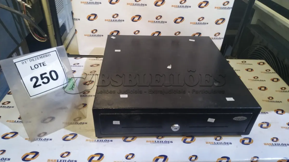 LOTE 250 - 01 GAVETA DE DINHEIRO. (NO ESTADO) ATENÇÃO! FAZER A VISITAÇÃO ANTES DE ARREMATAR, NÃO SABEMOS SE FUNCIONA, LEILÃO NÃO TEM GARANTIA E NEM DEVOLUÇÃO, SUJEITO A POSSÍVEIS AVARIAS VISÍVEIS/OCULTAS E/OU AUSÊNCIA DE COMPONENTES.