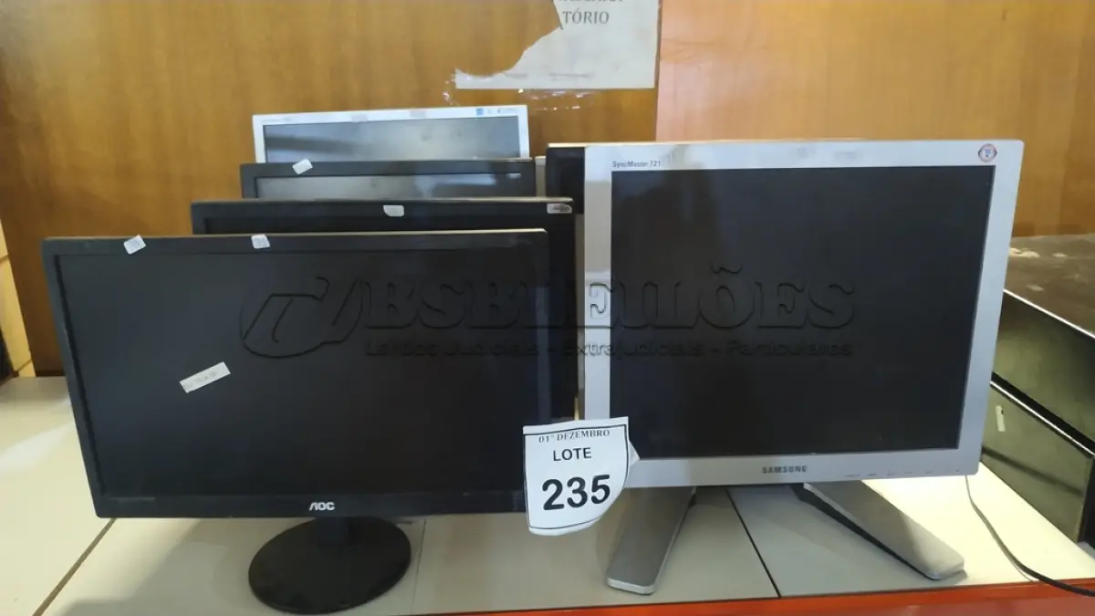 LOTE 235 - 08 MONITORES DE MARCAS E MODELOS DIVERSOS. (NO ESTADO) ATENÇÃO! FAZER A VISITAÇÃO ANTES DE ARREMATAR, NÃO SABEMOS SE FUNCIONA, LEILÃO NÃO TEM GARANTIA E NEM DEVOLUÇÃO, SUJEITO A POSSÍVEIS AVARIAS VISÍVEIS/OCULTAS E/OU AUSÊNCIA DE COMPONENTES.