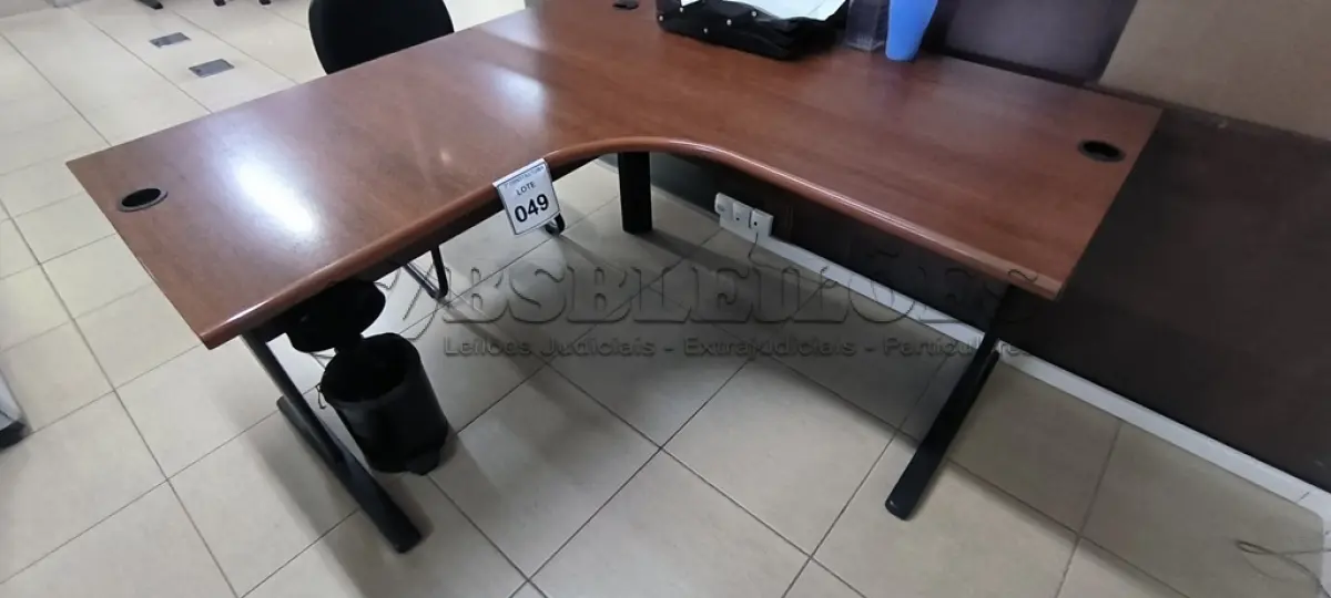 LOTE 049 - 01 MESA DE CANTO EM MADEIRA NA COR MARROM. (NO ESTADO) ATENÇÃO! FAZER A VISITAÇÃO ANTES DE ARREMATAR, NÃO SABEMOS SE FUNCIONA, LEILÃO NÃO TEM GARANTIA E NEM DEVOLUÇÃO, SUJEITO A POSSÍVEIS AVARIAS VISÍVEIS/OCULTAS E/OU AUSÊNCIA DE COMPONENTES.
