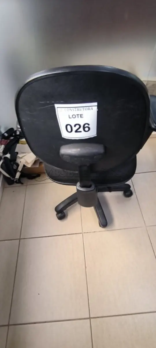 LOTE 026 - 01 CADEIRA GIRATÓRIA PARA ESCRITÓRIO. (NO ESTADO) ATENÇÃO! FAZER A VISITAÇÃO ANTES DE ARREMATAR, NÃO SABEMOS SE FUNCIONA, LEILÃO NÃO TEM GARANTIA E NEM DEVOLUÇÃO, SUJEITO A POSSÍVEIS AVARIAS VISÍVEIS/OCULTAS E/OU AUSÊNCIA DE COMPONENTES.