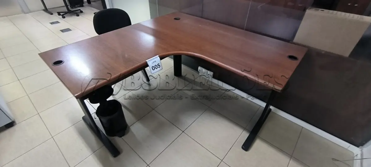 LOTE 005 - 01 MESA DE CANTO EM MADEIRA NA COR MARROM PARA ESCRITÓRIO. (NO ESTADO) ATENÇÃO! FAZER A VISITAÇÃO ANTES DE ARREMATAR, NÃO SABEMOS SE FUNCIONA, LEILÃO NÃO TEM GARANTIA E NEM DEVOLUÇÃO, SUJEITO A POSSÍVEIS AVARIAS VISÍVEIS/OCULTAS E/OU AUSÊNCIA DE COMPONENTES.