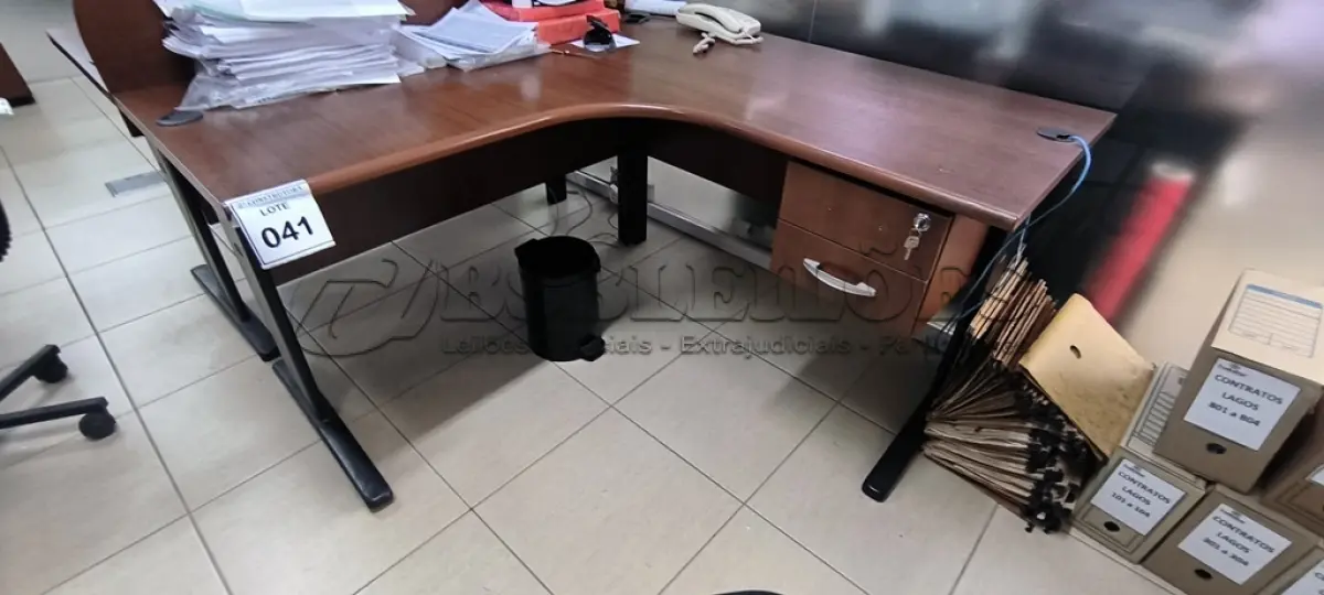 LOTE 041 - 01 MESA DE CANTO EM MADEIRA COM 02 GAVETAS NA COR MARROM. (NO ESTADO) ATENÇÃO! FAZER A VISITAÇÃO ANTES DE ARREMATAR, NÃO SABEMOS SE FUNCIONA, LEILÃO NÃO TEM GARANTIA E NEM DEVOLUÇÃO, SUJEITO A POSSÍVEIS AVARIAS VISÍVEIS/OCULTAS E/OU AUSÊNCIA DE COMPONENTES.