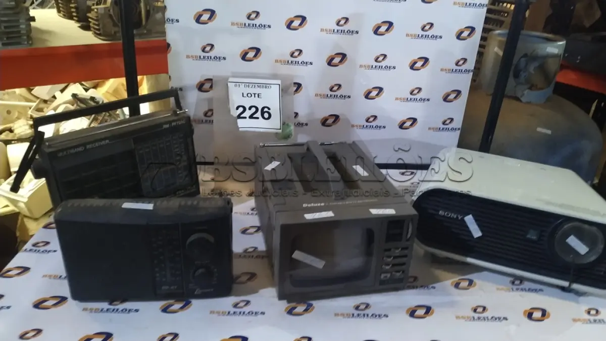 LOTE 226 - 01 PROJETOR MARCA SONY, 01 MINI TV PORTÁTIL AM/FM RÁDIO E 02 RÁDIOS. (NO ESTADO) ATENÇÃO! FAZER A VISITAÇÃO ANTES DE ARREMATAR, NÃO SABEMOS SE FUNCIONA, LEILÃO NÃO TEM GARANTIA E NEM DEVOLUÇÃO, SUJEITO A POSSÍVEIS AVARIAS VISÍVEIS/OCULTAS E/OU AUSÊNCIA DE COMPONENTES.