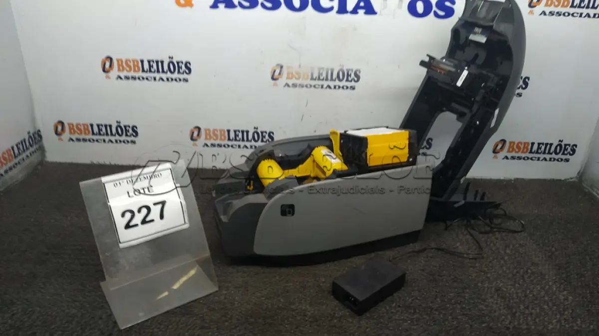 LOTE 227 - 01 IMPRESSORA DE CRACHÁ MARCA ZEBRA. (NO ESTADO) ATENÇÃO! FAZER A VISITAÇÃO ANTES DE ARREMATAR, NÃO SABEMOS SE FUNCIONA, LEILÃO NÃO TEM GARANTIA E NEM DEVOLUÇÃO, SUJEITO A POSSÍVEIS AVARIAS VISÍVEIS/OCULTAS E/OU AUSÊNCIA DE COMPONENTES.