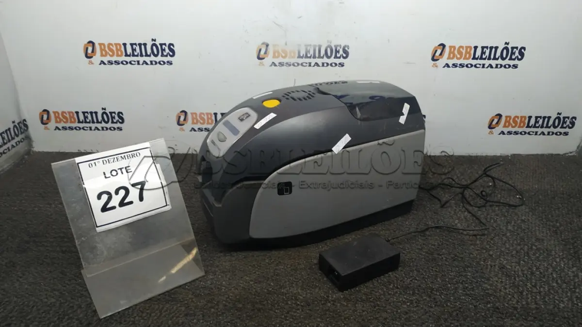 LOTE 227 - 01 IMPRESSORA DE CRACHÁ MARCA ZEBRA. (NO ESTADO) ATENÇÃO! FAZER A VISITAÇÃO ANTES DE ARREMATAR, NÃO SABEMOS SE FUNCIONA, LEILÃO NÃO TEM GARANTIA E NEM DEVOLUÇÃO, SUJEITO A POSSÍVEIS AVARIAS VISÍVEIS/OCULTAS E/OU AUSÊNCIA DE COMPONENTES.
